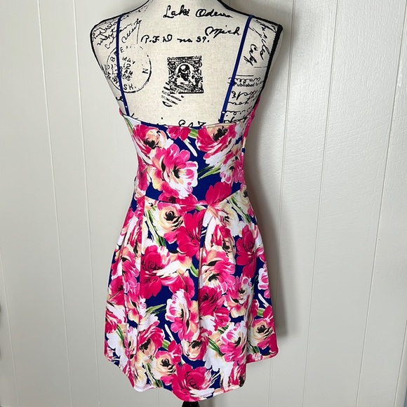 Floral Deep V-Neck Dress - Picture 5 of 7